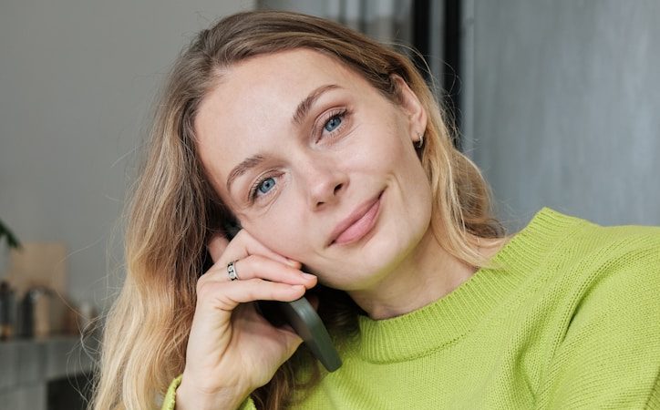 Mulher a falar ao telemóvel